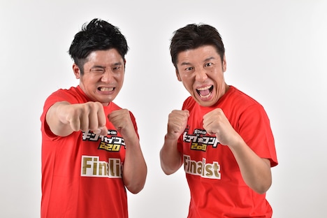 うるとらブギーズ。左から、佐々木、八木。(c)TBS