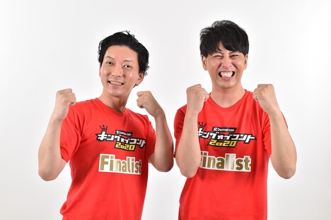 ニューヨーク。左から、嶋佐、屋敷。(c)TBS