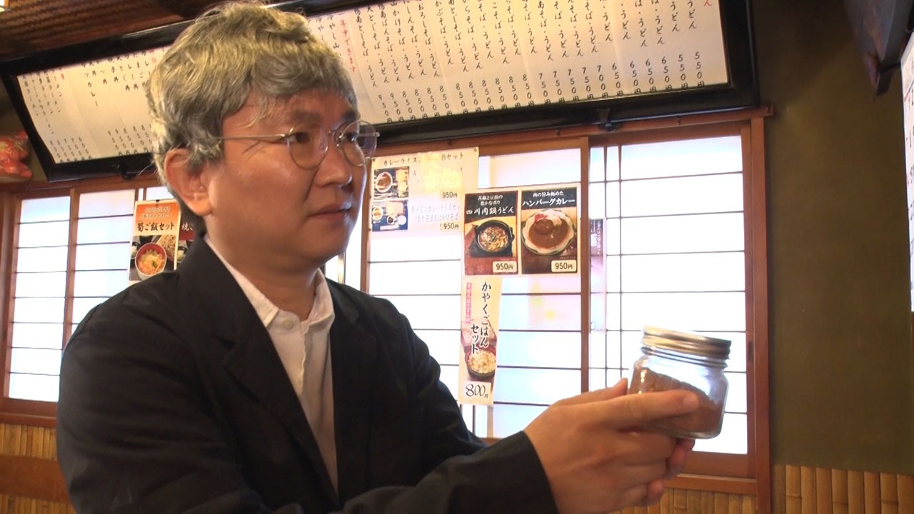 激辛メニュー誕生秘話の再現ドラマに出演するかまいたち山内。(c)MBS