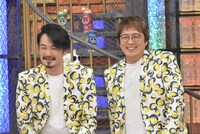 左から小田井涼平、酒井一圭。(c)読売テレビ