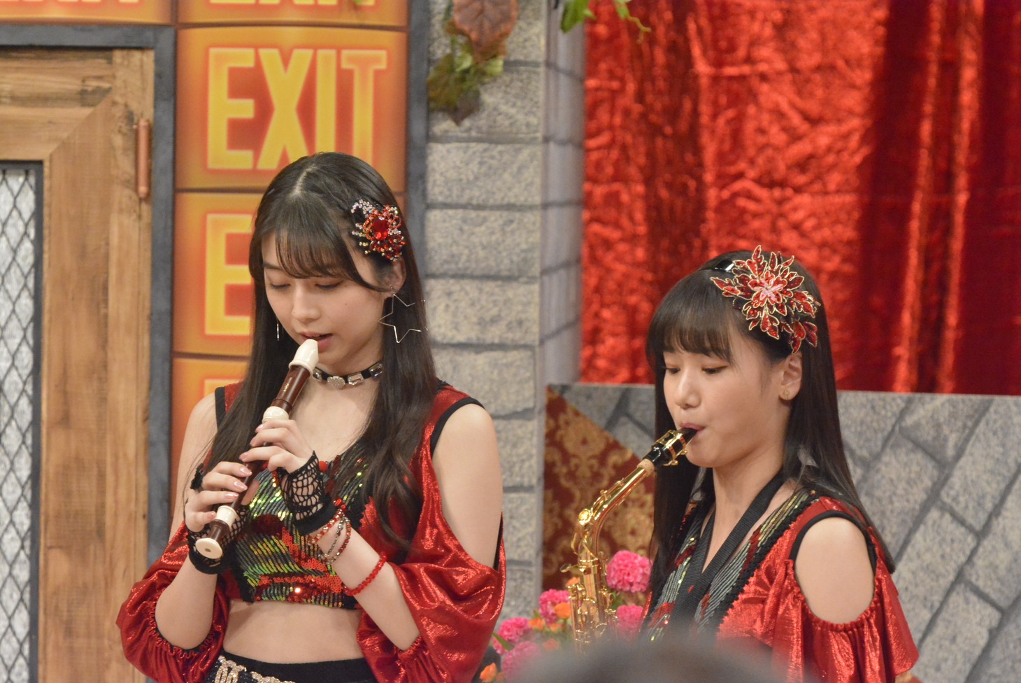 リコーダーを演奏する牧野真莉愛（左）と、サックスを演奏する横山玲奈（右 / モーニング娘。'20） (c)読売テレビ
