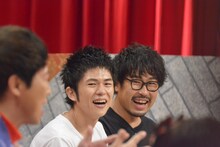 左からヤマサキセイヤ、ヨコタシンノスケ（キュウソネコカミ）。 (c)読売テレビ