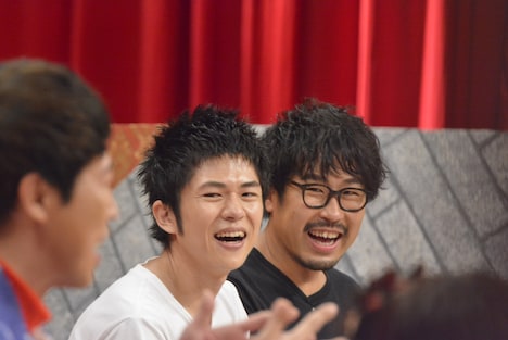 左からヤマサキセイヤ、ヨコタシンノスケ(キュウソネコカミ)。 (c)読売テレビ