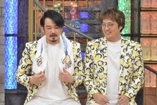 左から小田井涼平、酒井一圭（純烈）。 (c)読売テレビ