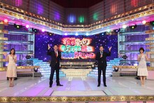 「爆笑そっくりものまね紅白歌合戦スペシャル」司会の（左から）永島優美アナ、東野幸治、今田耕司、山崎夕貴アナ。(c)フジテレビ