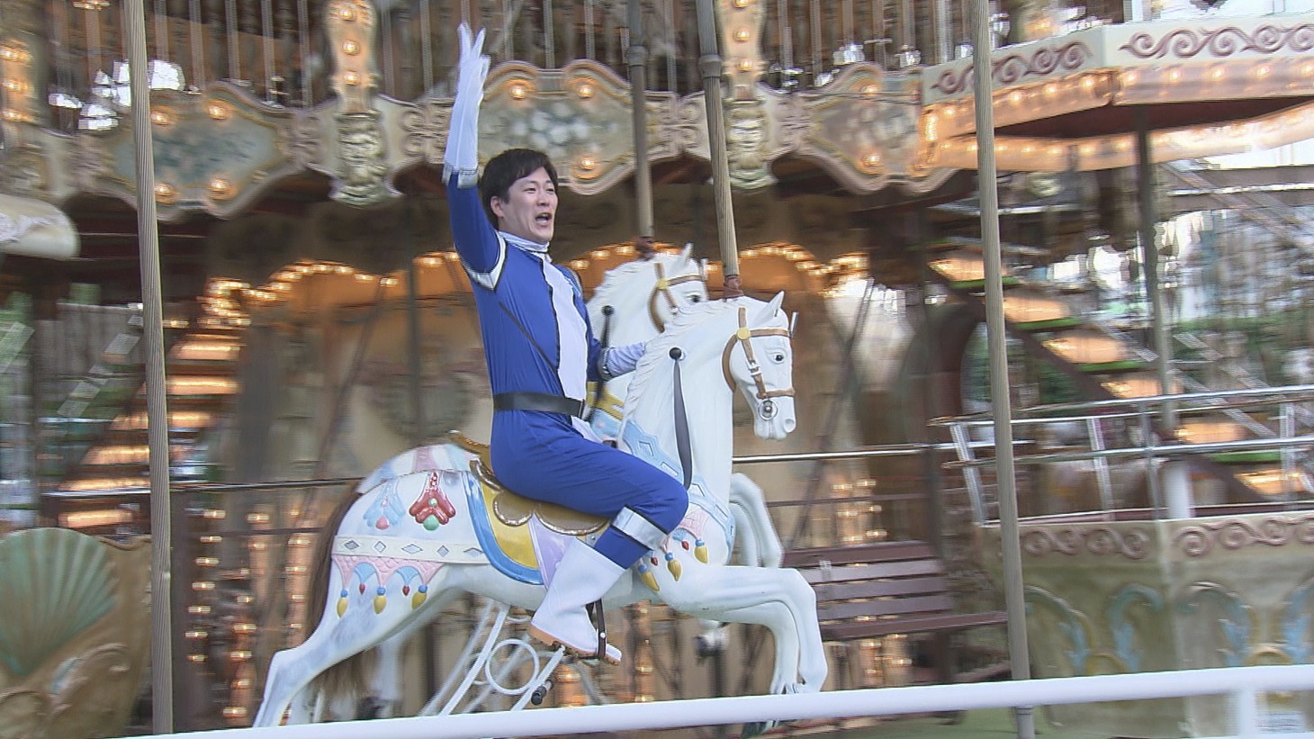 メリーゴーラウンドを利用したギャグを披露するネイビーズアフロはじり。(c)読売テレビ