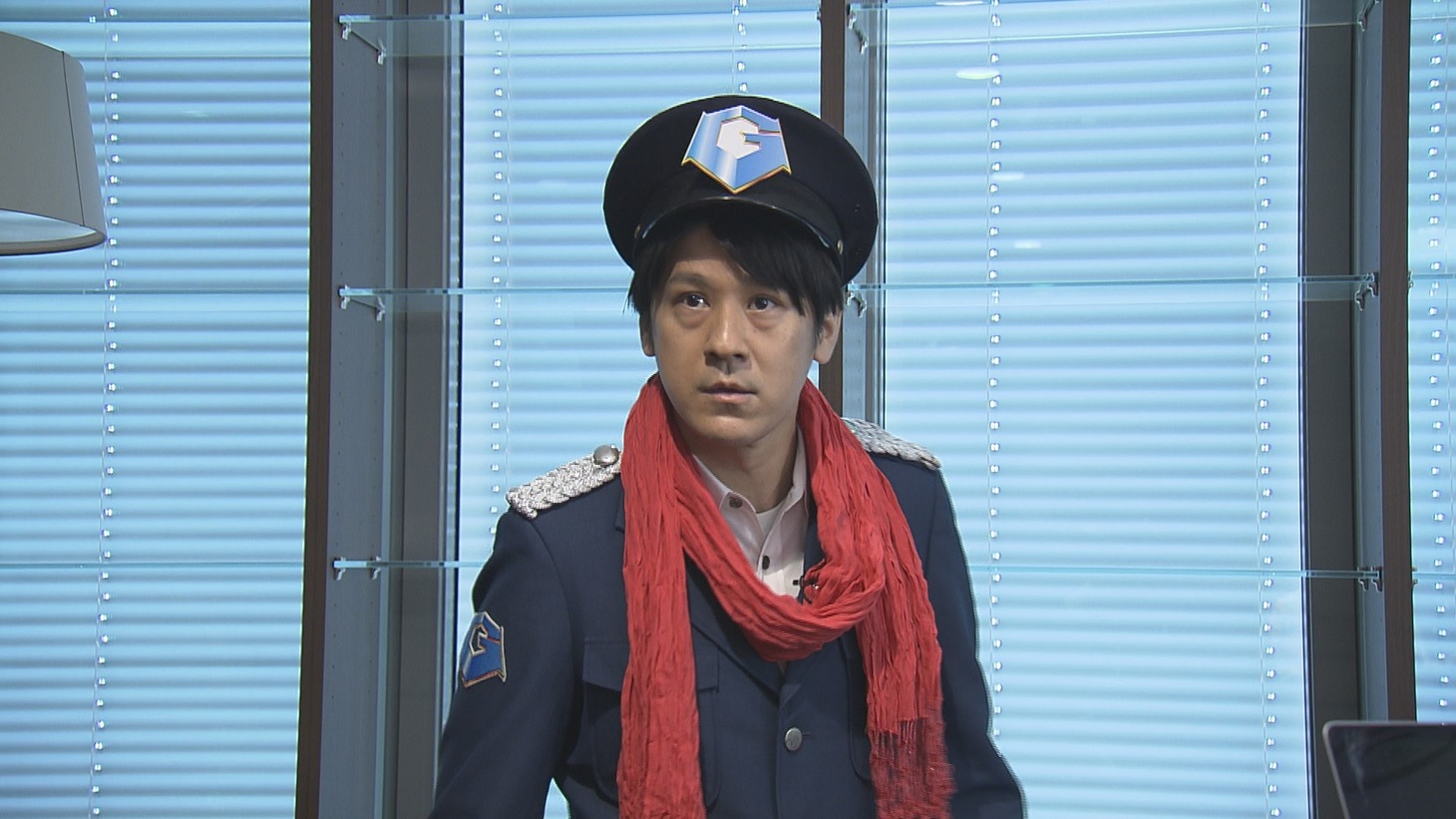 司令官役のスマイル瀬戸。(c)読売テレビ