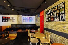 アインシュタインの“店内ジャック”が実施された花のれんタリーズコーヒー なんばグランド花月店の店内。