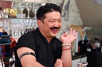 Wエンジン・チャンカワイ演じるバーのママ。