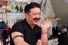 Wエンジン・チャンカワイ演じるバーのママ。