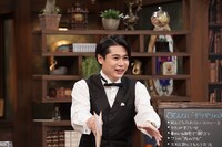 アシスタントの平成ノブシコブシ吉村。(c)NHK