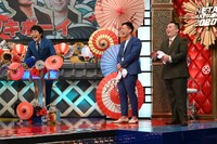 ミルクボーイ風のコラボ漫才を見守る（左から）千原ジュニア、ミルクボーイ。(c)ABCテレビ