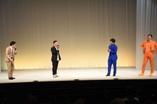 会場の換気中にトークを展開する同期の（左から）東京ホテイソン、ティモンディ。