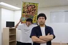 ロングコートダディ。左から堂前、兎。