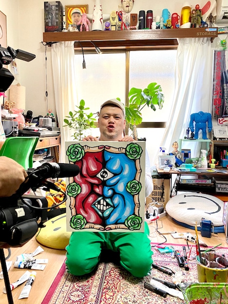 「お笑いの日」公式Tシャツのデザインを手掛ける野性爆弾くっきー！。(c)TBS