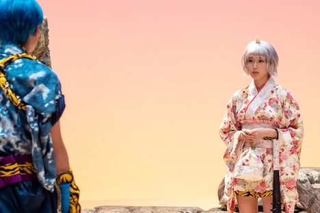 コント「赤と青の春」より、白石聖(右)。