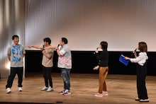 ライブのオープニングにマイクも持たずに登場してドランクドラゴンやオアシズに注意される、おぎやはぎ小木（左端）。