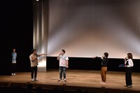 オープニングで一度舞台袖に引っ込められ、ドランクドラゴンとオアシズのトークをこっそり見守るおぎやはぎ小木（左端）。その後、小木の登場シーンが改めて設けられた。