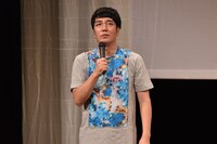 優勝者を発表しようとする、おぎやはぎ小木。