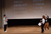 「優勝者は……該当者なし！」とボケるおぎやはぎ小木（左）と、こけるオアシズ（右）。