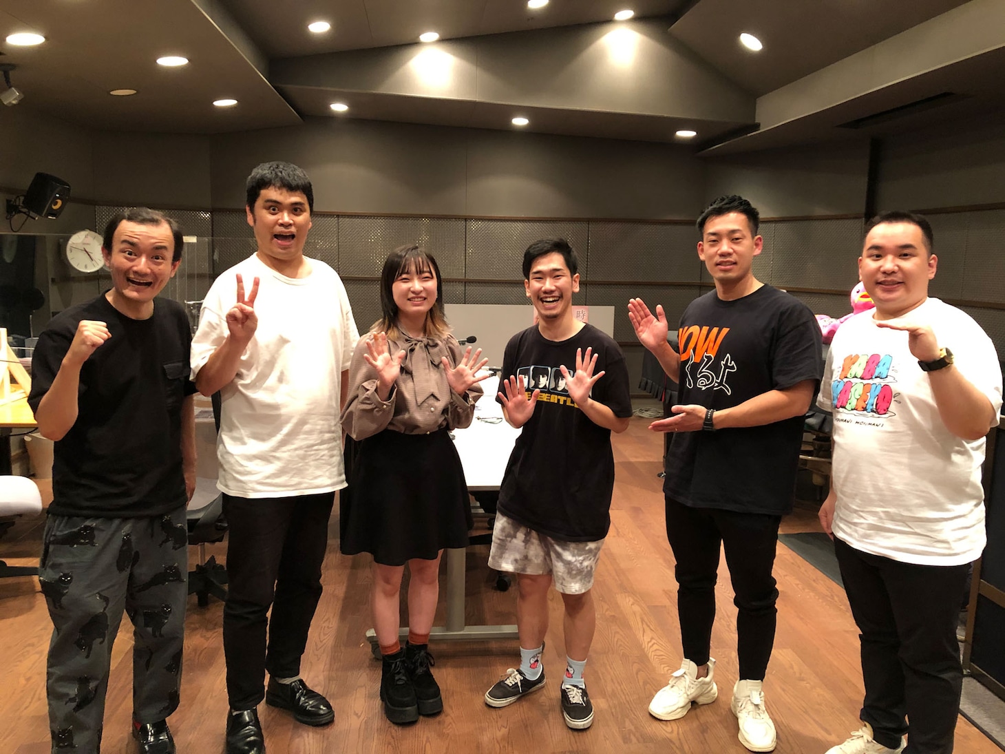 ななまがり（左から2人）、ミルクボーイ（右から2人）と、2組の後輩にあたる現役大学生（中央の2人）。(c)ABCラジオ