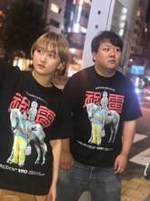 「ラランド 祝電 Tシャツ」を着たラランド。
