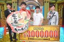 「歌ネタ王決定戦2020」で優勝したさや香と、司会を務めた小籔千豊（左）とフットボールアワー後藤（右）。