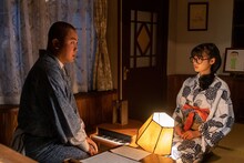 ハナコ岡部演じる田ノ上五郎と森七菜演じる関内梅。(c)NHK