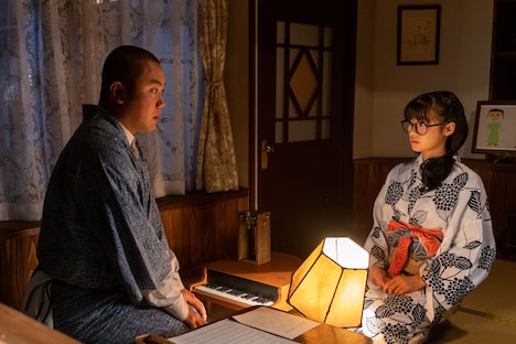 ハナコ岡部演じる田ノ上五郎と森七菜演じる関内梅。(c)NHK