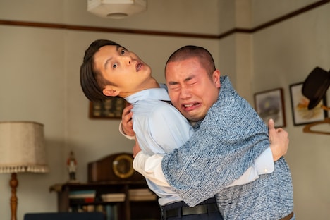 窪田正孝演じる古山裕一とハナコ岡部演じる田ノ上五郎。(c)NHK