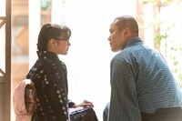 森七菜演じる関内梅とハナコ岡部演じる田ノ上五郎。(c)NHK