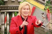 「全力！脱力タイムズ」にゲスト出演する、メイプル超合金カズレーザー。(c)フジテレビ