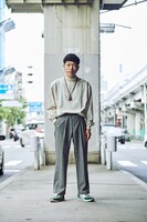 「頭文字D」の主人公・拓海風のスタイルに挑戦したアキナ秋山。(c)RIKKI／ヤングマガジン