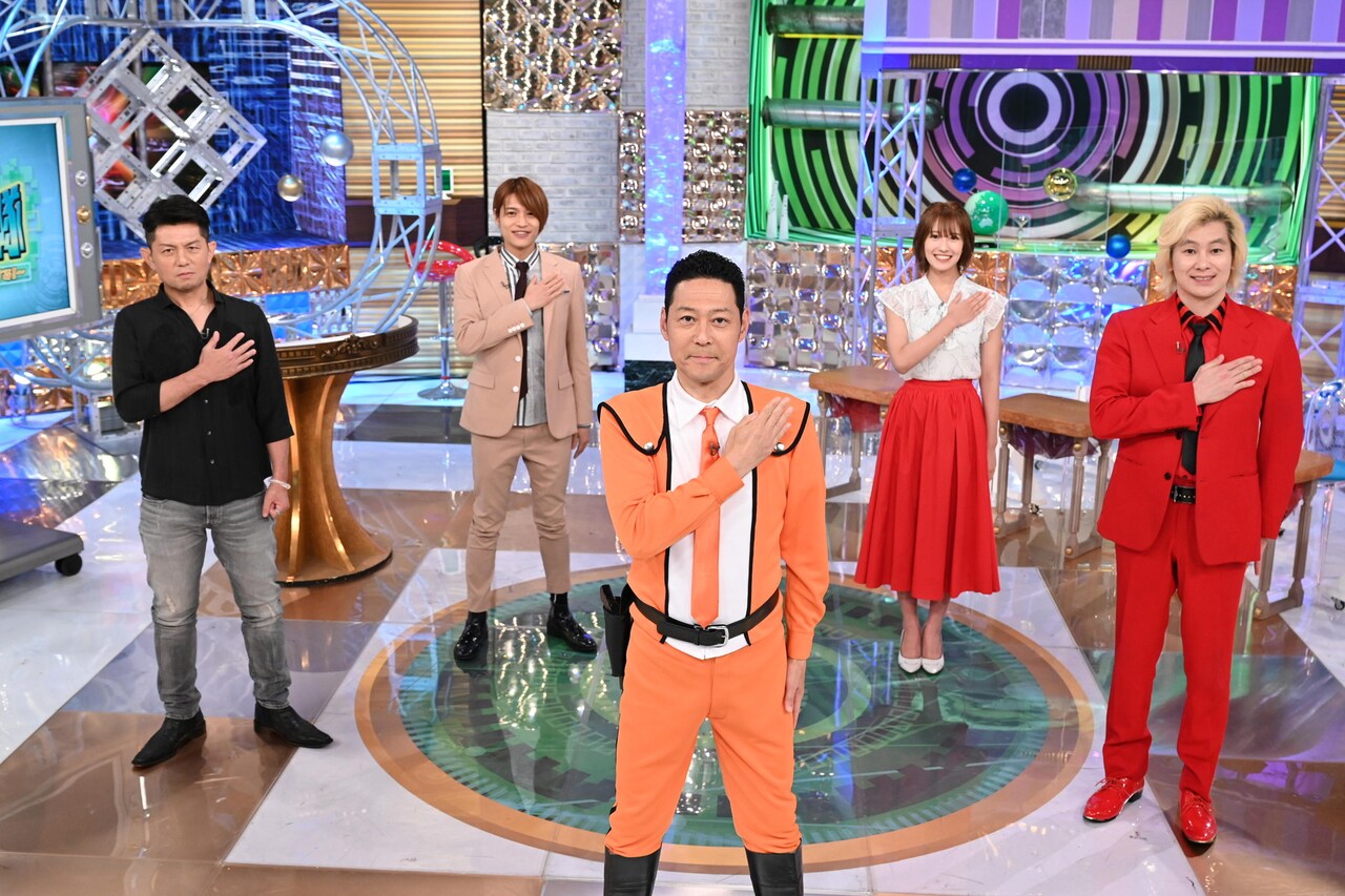 「東野幸治の爆研！ミライ科学特捜隊」に出演する（左から）的場浩司、中間淳太、東野幸治、小嶋花梨、メイプル超合金カズレーザー。(c)ABCテレビ