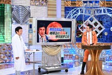 小西哲之教授と東野幸治。(c)ABCテレビ