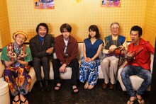 「バベル九朔」のキャスト。左から前原滉、池田鉄洋、菊池風磨（Sexy Zone）、佐津川愛美、村松利史、アキラ100%。(c)NTV JS