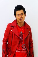 中古レコード店「レコイチ」の店主・市川さんを演じるアキラ100%。(c)NTV JS