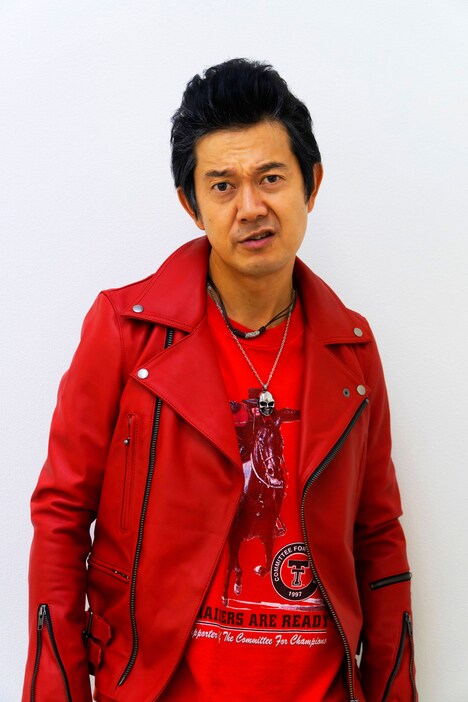 中古レコード店「レコイチ」の店主・市川さんを演じるアキラ100%。(c)NTV JS