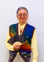 画廊の店主・蜜村さんを演じる村松利史。(c)NTV JS