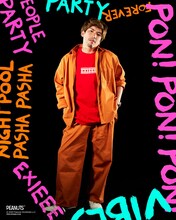 EXIEEE秋の新作アイテムを着用するEXITりんたろー。