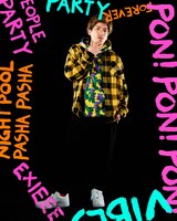 EXIEEE秋の新作アイテムを着用するEXITりんたろー。