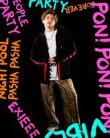 EXIEEE秋の新作アイテムを着用するEXITりんたろー。