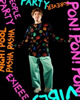 EXIEEE秋の新作アイテムを着用するEXITりんたろー。