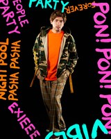 EXIEEE秋の新作アイテムを着用するEXITりんたろー。