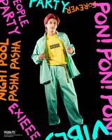 EXIEEE秋の新作アイテムを着用するEXIT兼近。