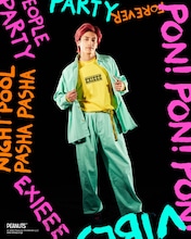 EXIEEE秋の新作アイテムを着用するEXIT兼近。