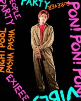 EXIEEE秋の新作アイテムを着用するEXIT兼近。