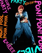 EXIEEE秋の新作アイテムを着用するEXIT兼近。