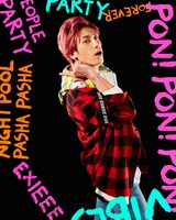 EXIEEE秋の新作アイテムを着用するEXIT兼近。