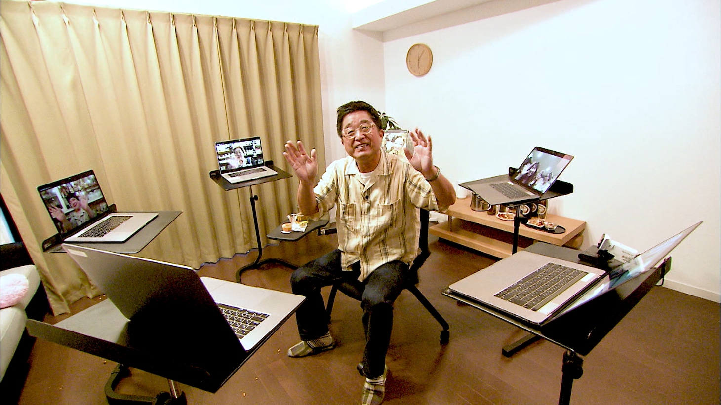 “次世代型リモートスナック”を体験する、トミーズ健。(c)ABCテレビ